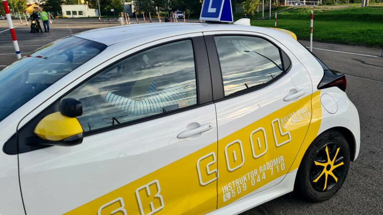 Kursantka w najnowszej Toyocie Yaris przygotowuje się do egzaminu na prawo jazdy kat. B w Bielsku-Białej