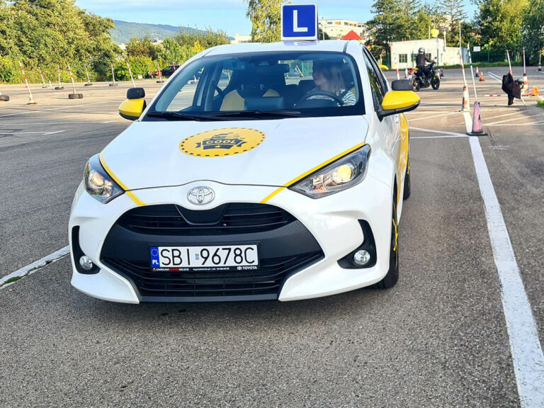 Kursant na placu manewrowym w Toyocie Yaris na jazdach doszkalających